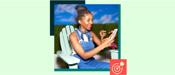 Mulher sentada em uma cadeira de jardim navegando nas mídias sociais