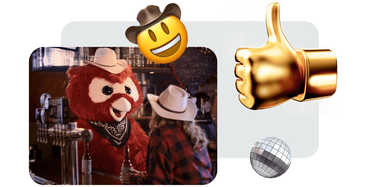 La mascotte di Hootsuite, Owly, vestita con cappello da cowboy e bandana in un bar country western parlando con una cliente donna.