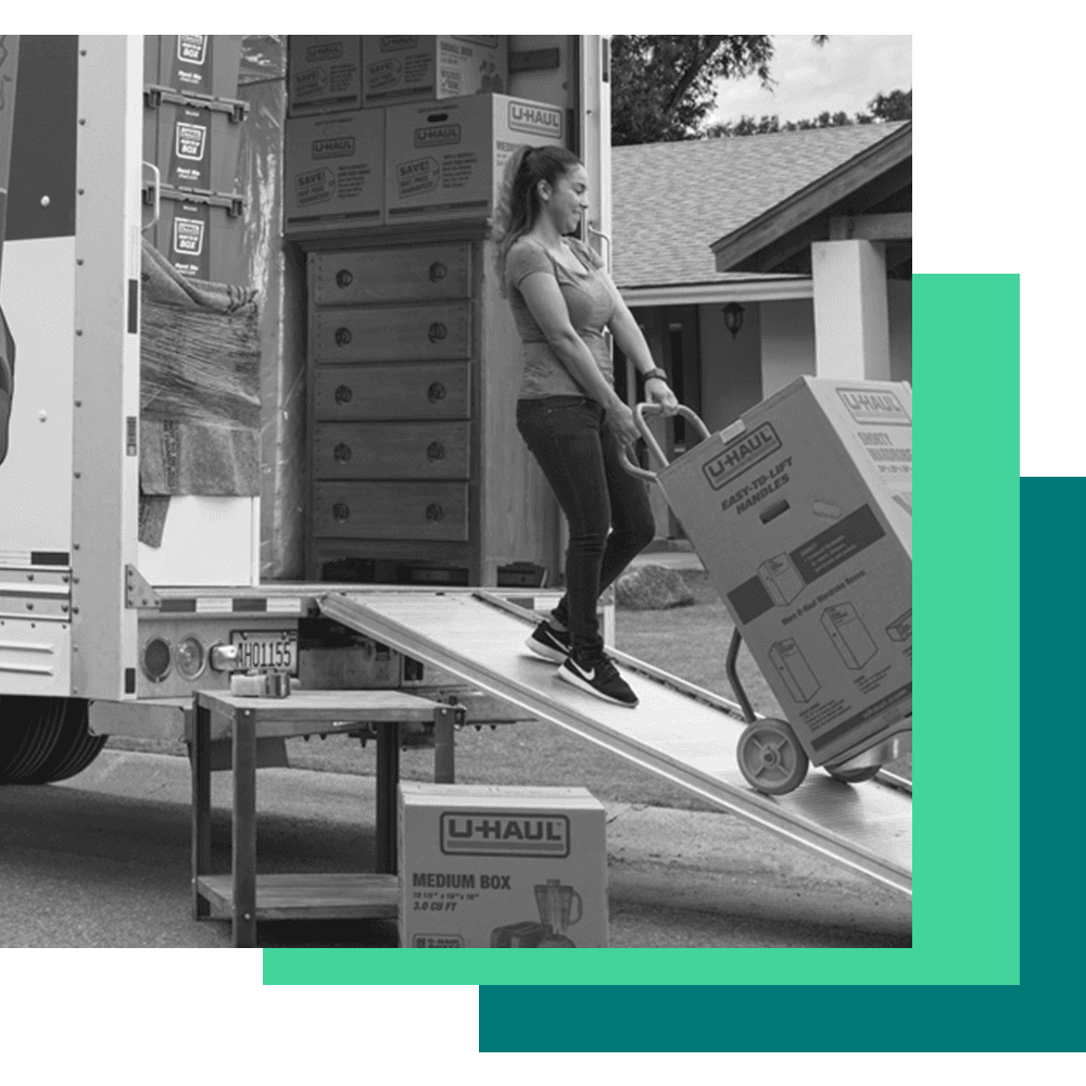 U-Haul-Darstellung einer Frau, die einen Umzugswagen mit einer Kiste entlädt.