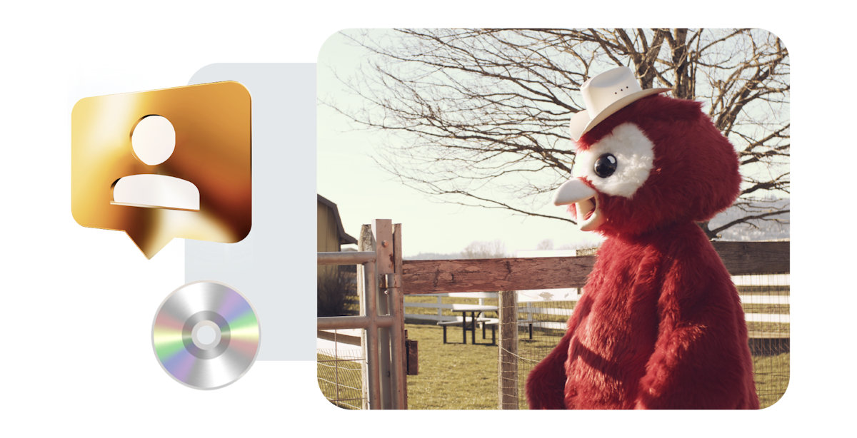 La mascota de Hootsuite, Owly, con un sombrero de vaquero, parada junto a una valla en una granja.