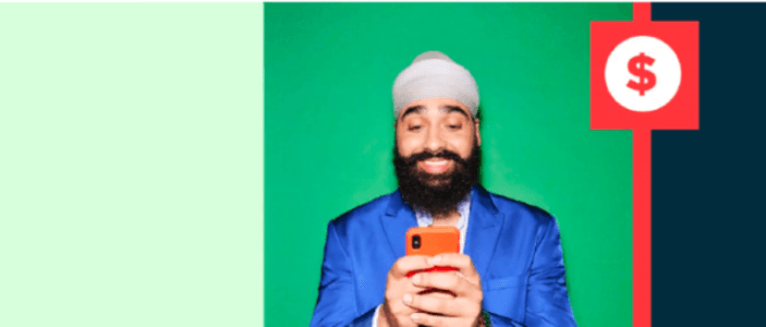 imagem de duas pessoas em um laptop